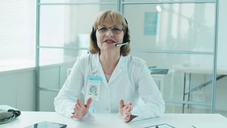 Leitende-Ärztin-Im-Headset-Gibt-Online-Beratung